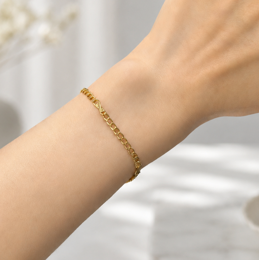 Infinity Armband 585 Gelbgold getragen am Handgelenk