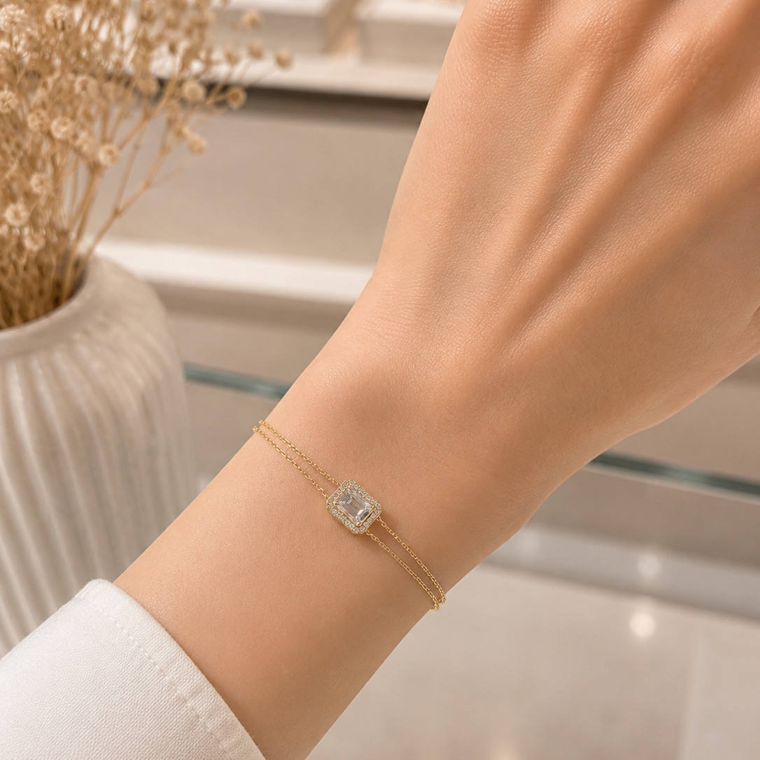 Doppelarmband aus Gelbgold mit funkelndem Zirkonia getragen am Handgelenk