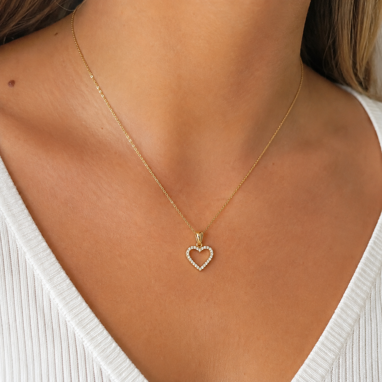 Herzanhänger 585 Gelbgold mit Zirkonia getragen an einer Kette