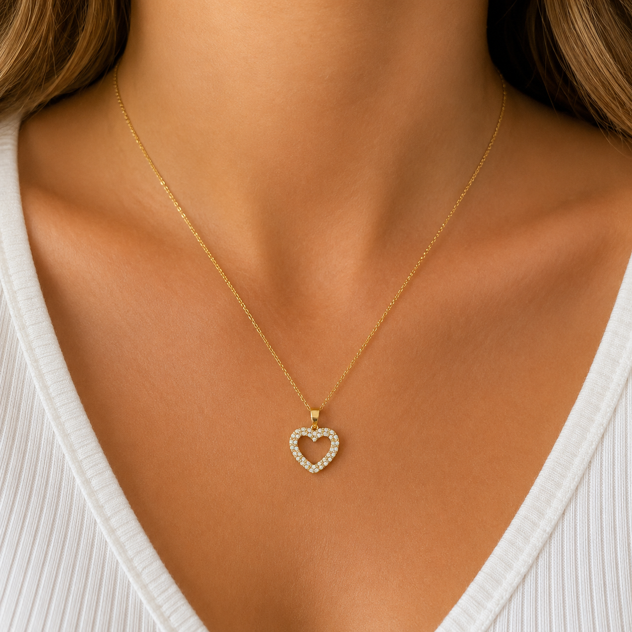 Herzanhänger 585 Gelbgold mit Zirkonia getragen an einer Kette