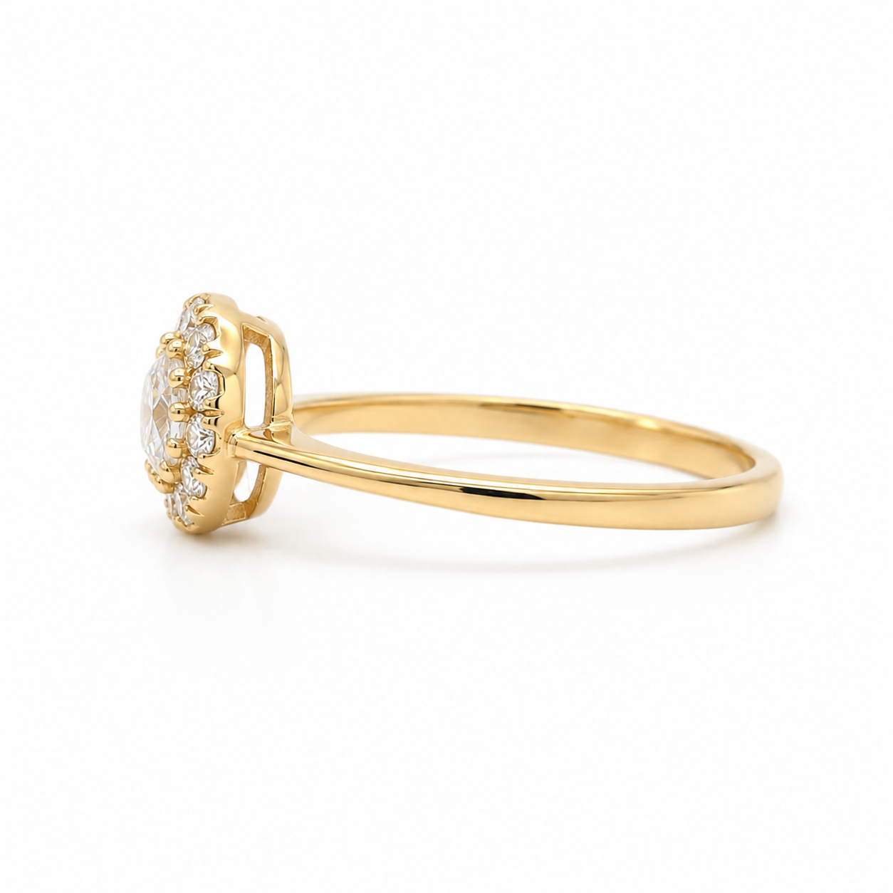 Ring aus 585 Gelbgold mit Zirkonia – klassisches Steinrahmen-Design in Seitenansich