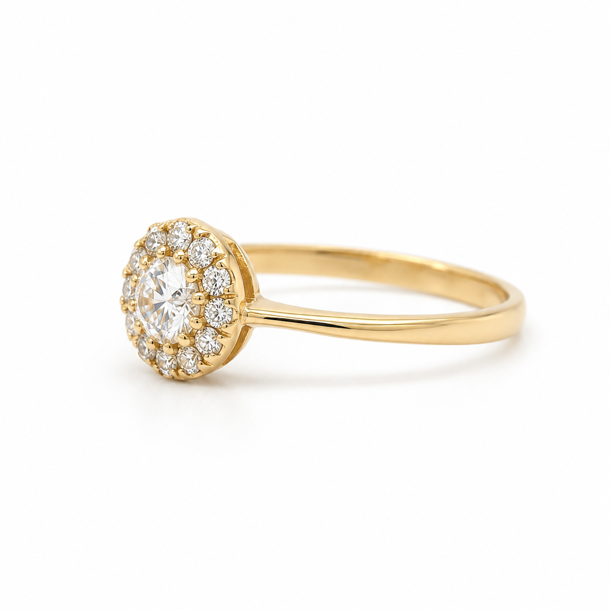 Ring aus 585 Gelbgold mit Zirkonia – klassisches Steinrahmen-Design in Schrägansicht