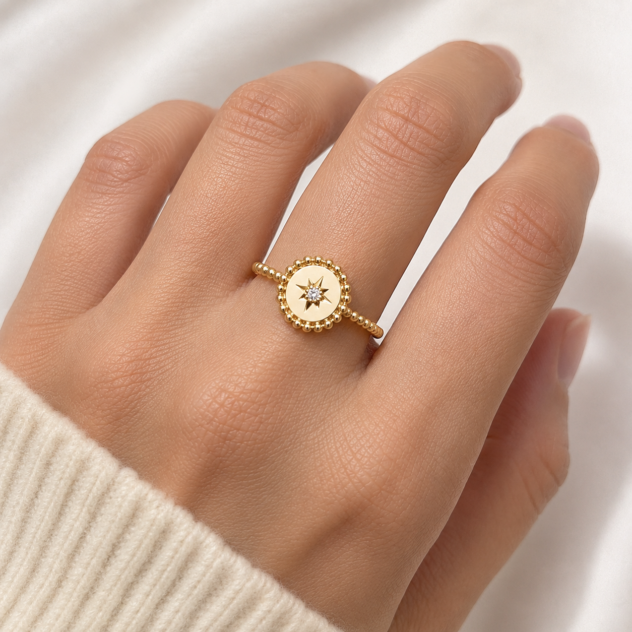 Ring aus 585 Gelbgold mit Zirkonia Stern-Motiv getragen