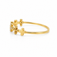 Ring aus 585 Gelbgold mit Kreuz-Design und feiner Ringschiene seitlich fotografiert