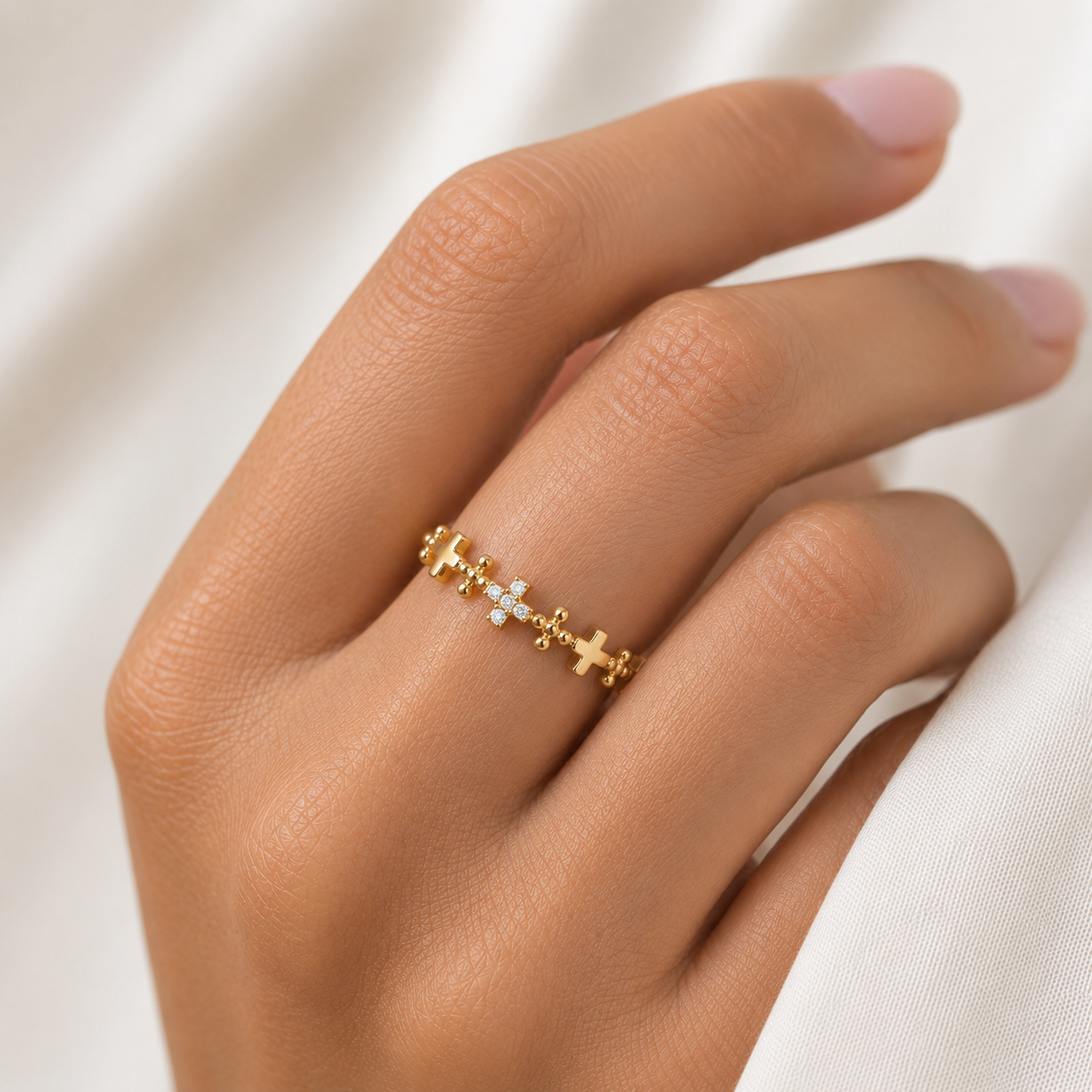 Ring aus 585 Gelbgold mit Zirkonia Kreuz-Motiv getragen