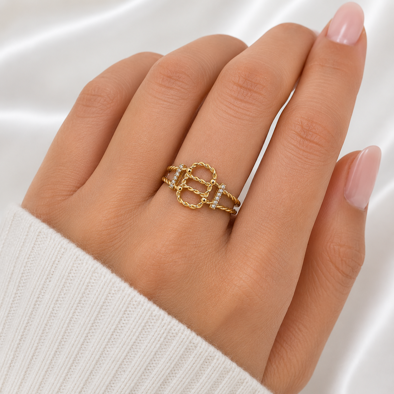 Ring aus 585 Gelbgold mit Zirkonia und Knoten-Motiv getragen