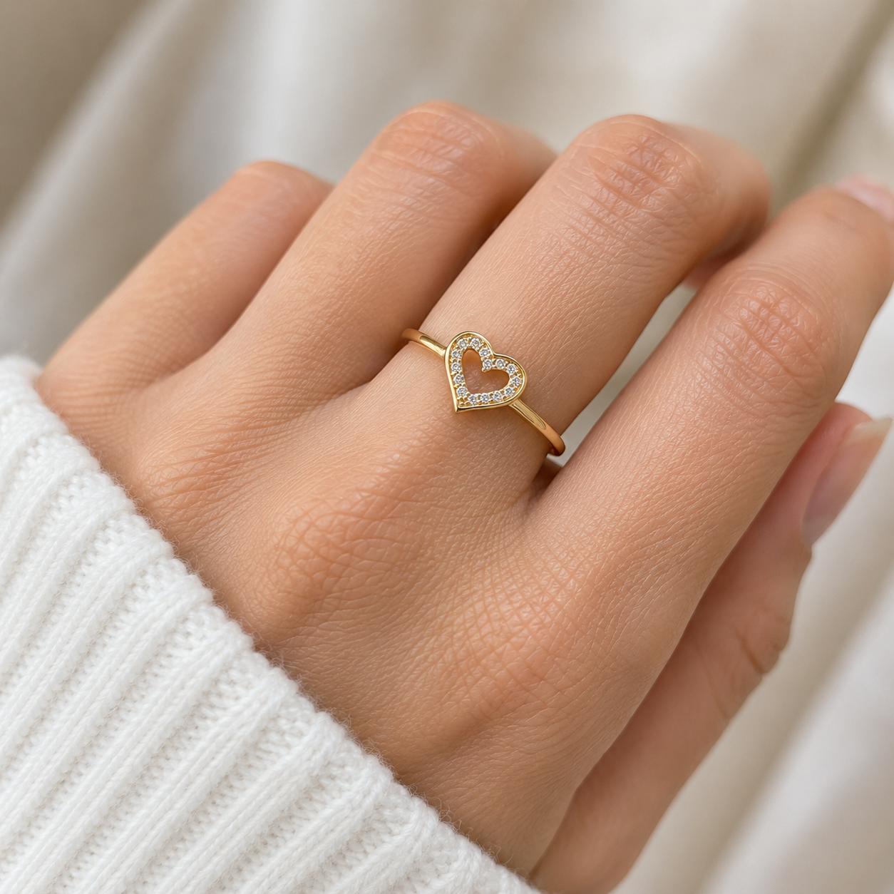 Damenring aus 585 Gelbgold mit Zirkonia getragen