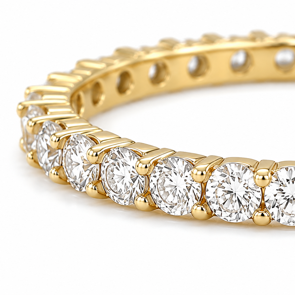 Zarter Schmuckring aus 585 Gelbgold mit rundum Steinen