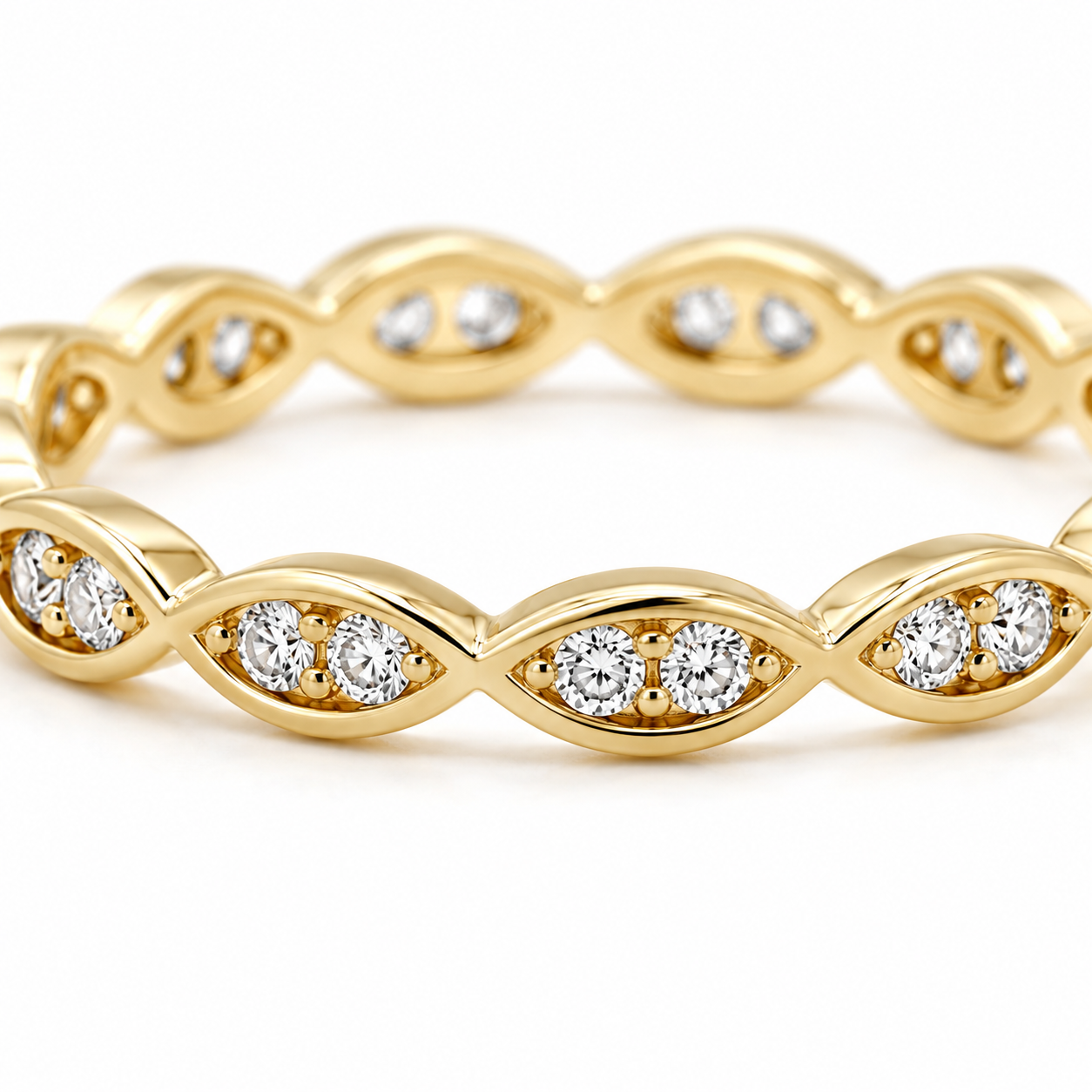 Schmuckring aus 585 Gelbgold mit durchgehendem Steinbesatz