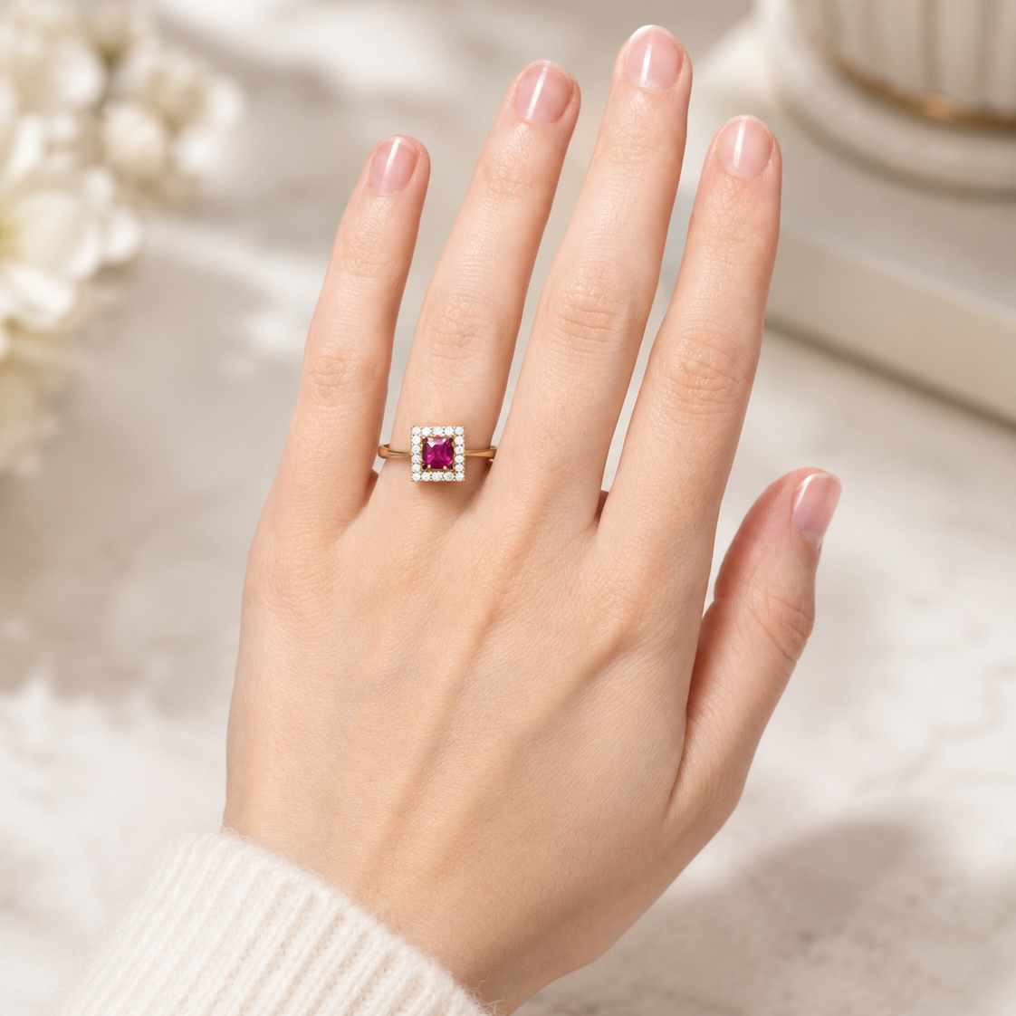 Goldring mit farbigem Zirkonia und funkelndem Halo-Besatz
