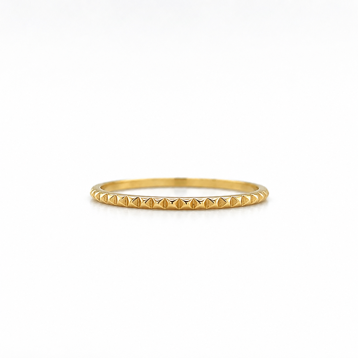 Goldring aus 585 Gelbgold mit Pyramidenstruktur