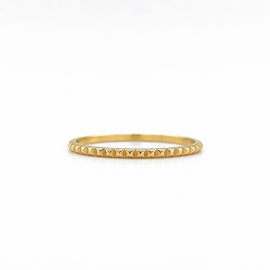Goldring aus 585 Gelbgold mit Pyramidenstruktur