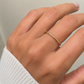 Zarter Damenring aus Gold mit strukturierter Ringschiene