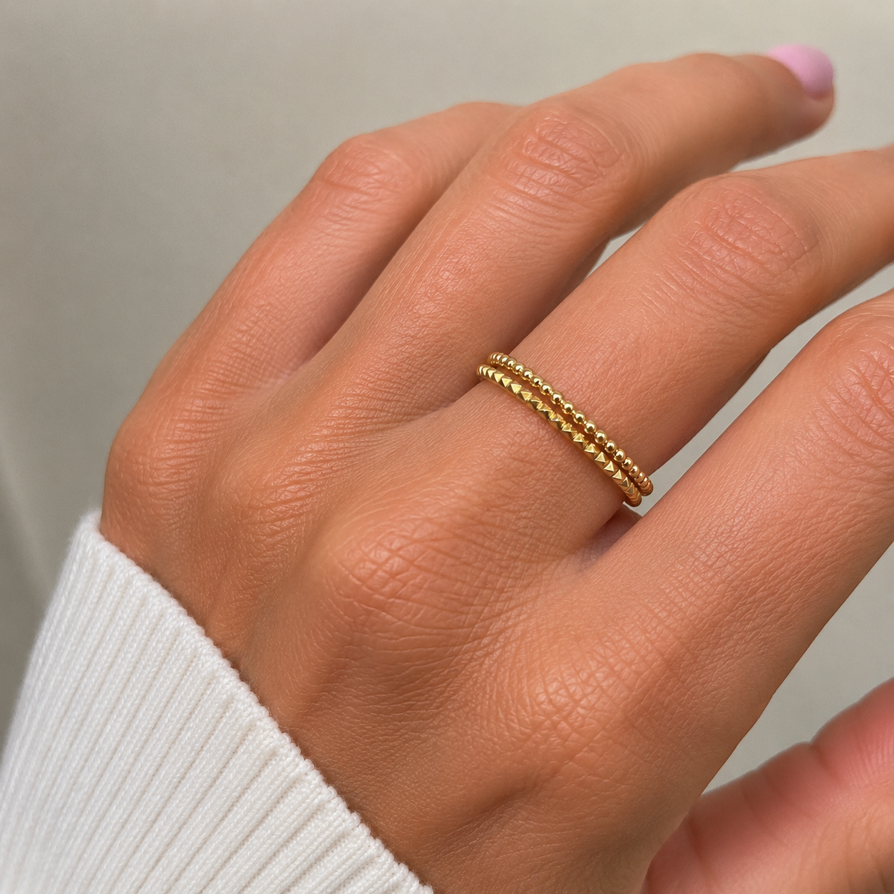 Minimalistischer Goldring mit Facettenstruktur