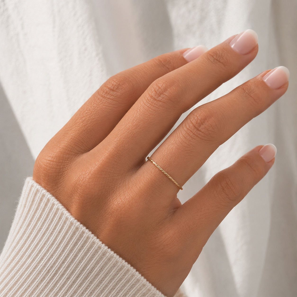 Zarter Damenring aus Gold mit Twist-Design