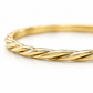 Goldring mit gedrehter Vorderseite und glatter Ringschiene