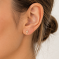 Kreuz Ohrstecker aus Gelbgold mit Zirkonia am Ohr getragen