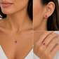 Schmuckset aus Gelbgold mit pinken Zirkonia getragen an Ohr Hals und Hand