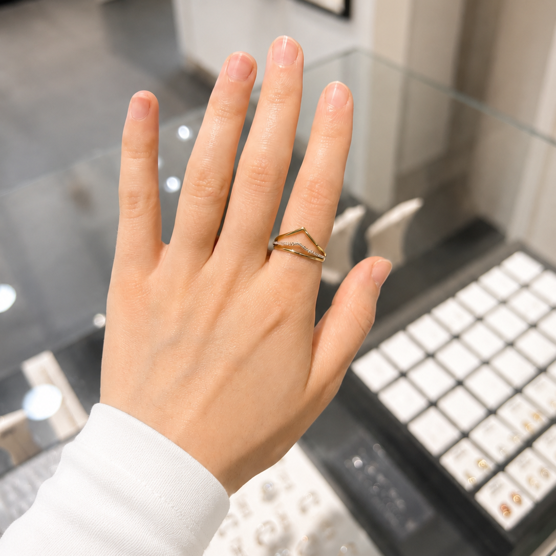 Seitenansicht eines Wishbone Rings aus Gelbgold mit funkelndem Zirkonia-Besatz