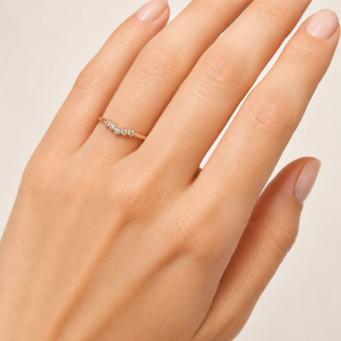 Zarter Roségold Ring im Chevron Design mit Zirkonia
