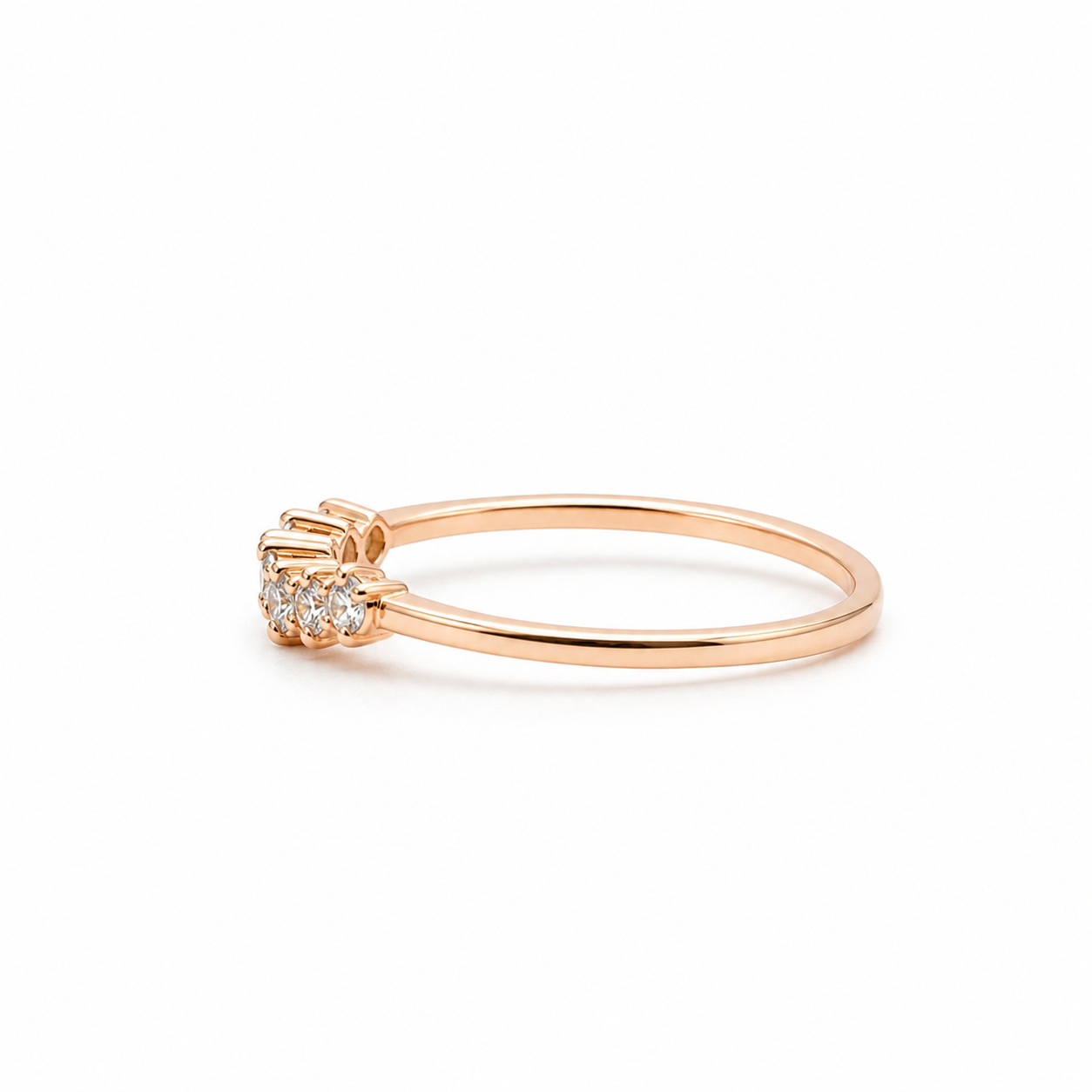 Roségold Ring mit fünf Zirkonia Steinen in wishbone