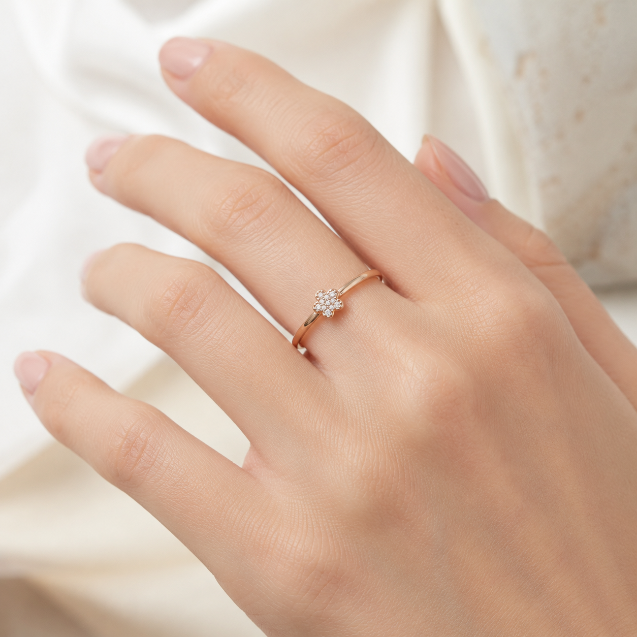 Damenring 585 Rotgold mit floralem Zirkonia-Besatz
