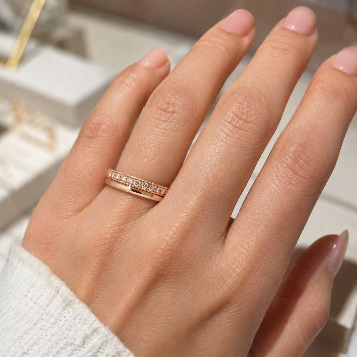 Damenring aus 585 Rotgold mit Zirkonia – Halb-Mémoire-Ring als Vorsteckring