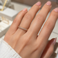 Damenring aus 585 Rotgold mit Zirkonia – Halb-Mémoire-Ring getragen 