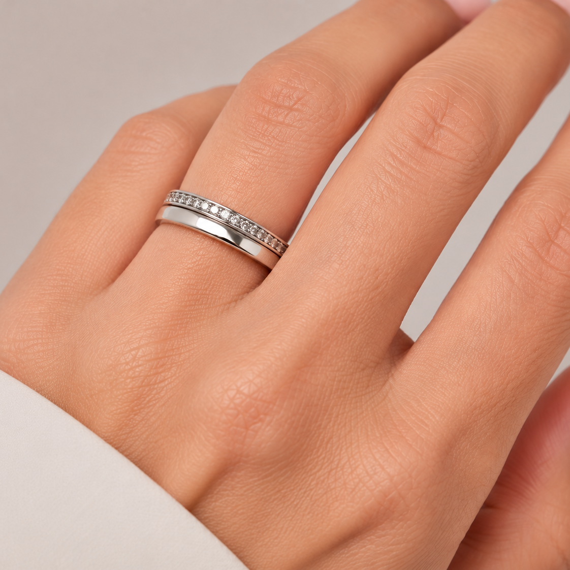 Weißgold Vorsteckring mit Zirkonia getragen am Finger