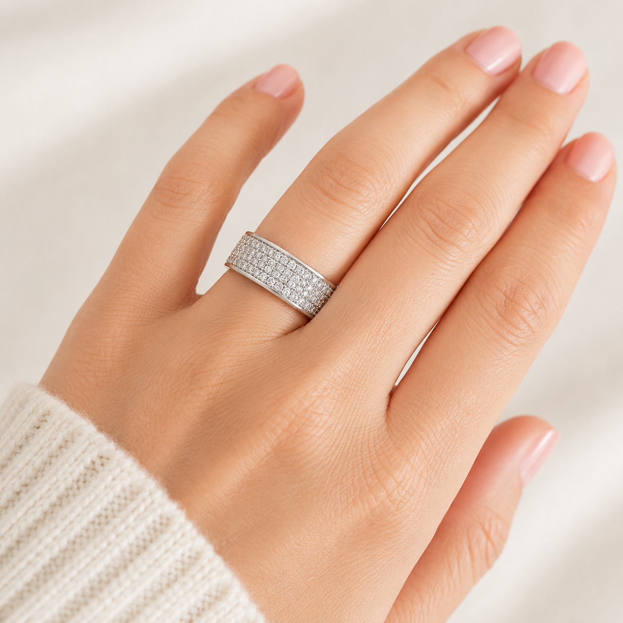 Eleganter Statementring aus Silber mit dichtem Zirkonia Besatz
