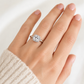Eleganter Solitärring aus 925er Silber mit Zirkonia getragen