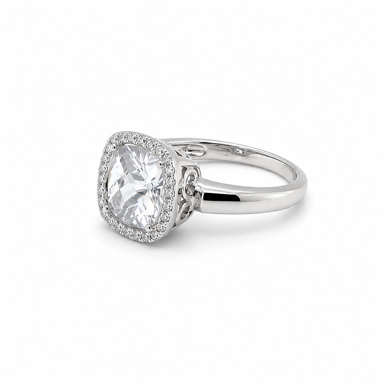 Halo Ring aus 925 Silber mit facettiertem Zirkonia