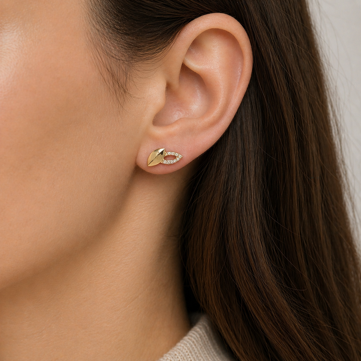 585 Gelbgold Ohrstecker Blatt mit Zirkonia – filigranes Design