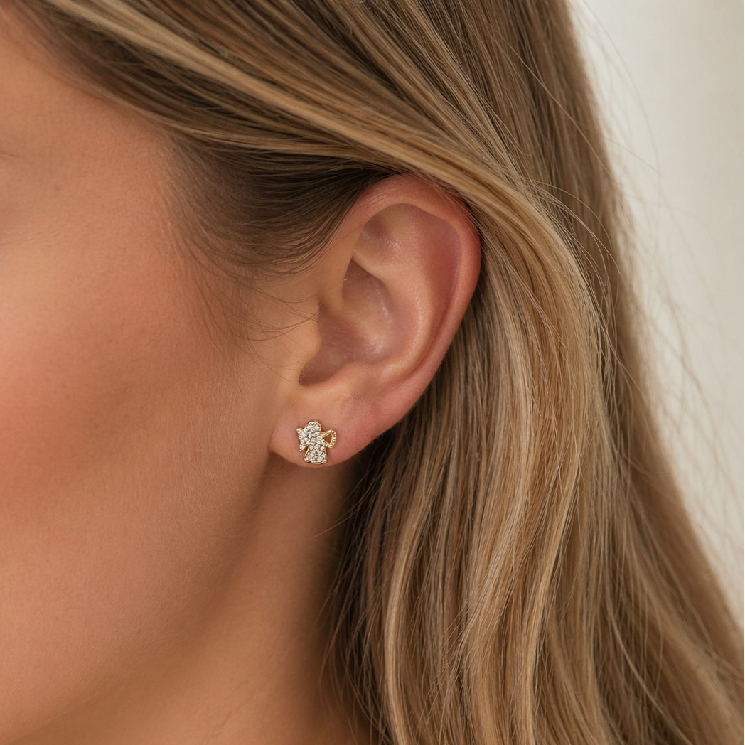 585 Gelbgold Ohrstecker Engel mit Zirkonia & Herzdetail – 6 mm