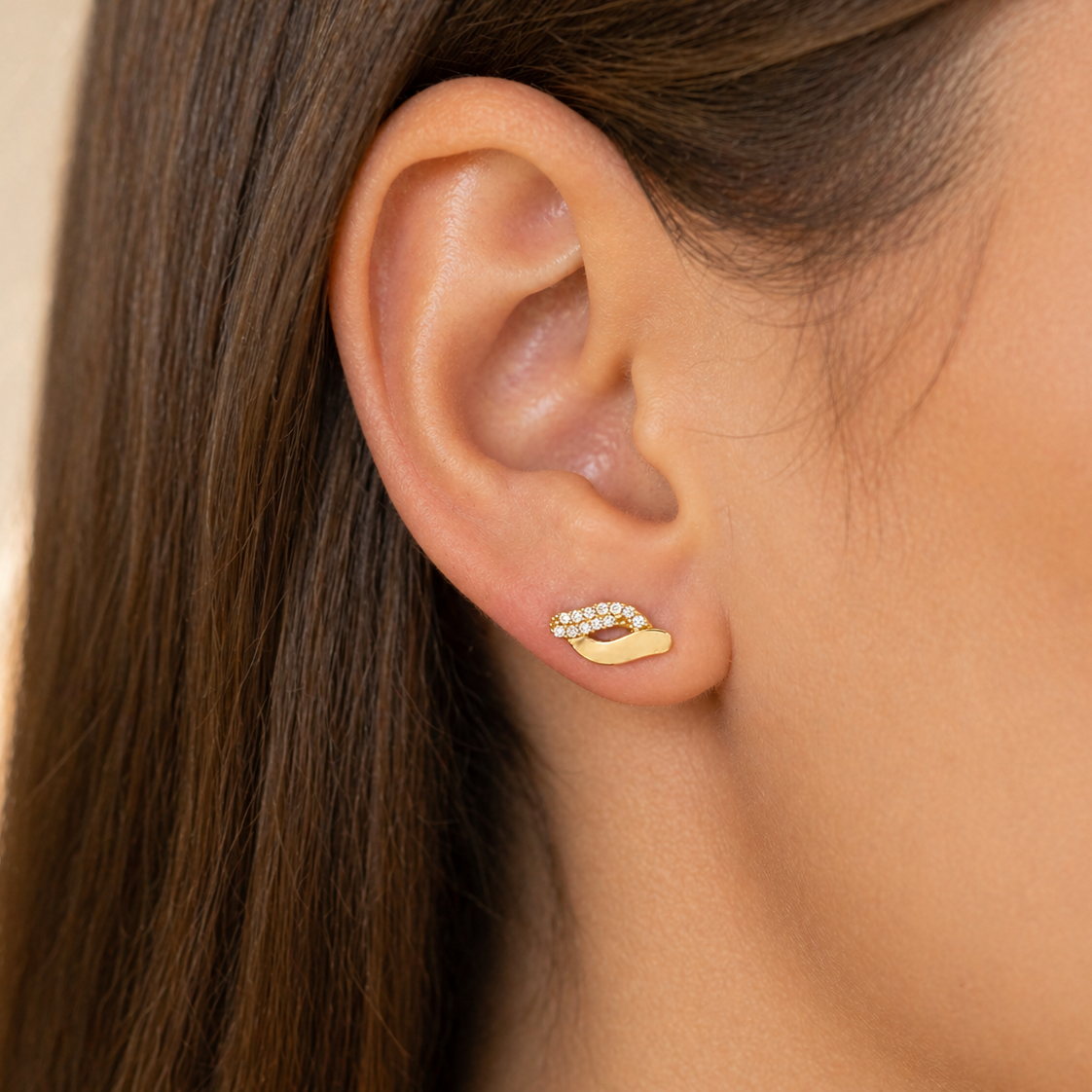 585 Gelbgold Ohrstecker geschwungen mit Zirkonia – modernes Design