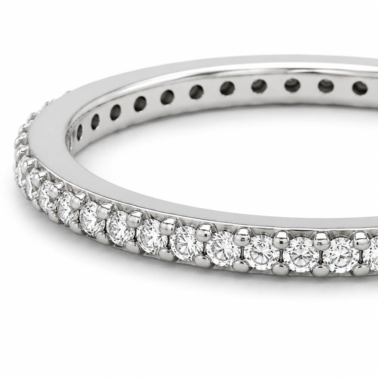 Filigraner Stapelring aus 585 Weißgold mit funkelnden Zirkonia