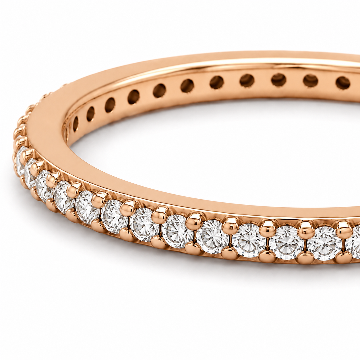 Filigraner Stapelring aus 585 Rotgold mit funkelnden Zirkonia