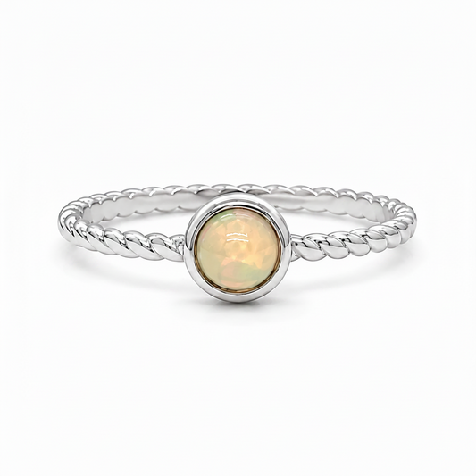 Opalring 585 Weißgold mit geflochtener Ringschiene Frontansicht