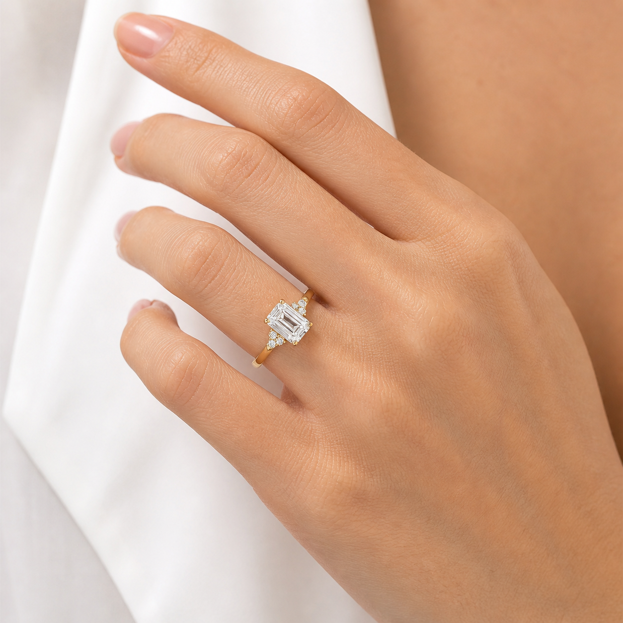 585 Gelbgold Ring mit rechteckigem Zirkonia und seitlichem Steinbesatz – eleganter Verlobungsring Größe 53 getragen