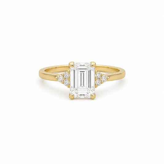 585 Gelbgold Ring mit rechteckigem Zirkonia und seitlichem Steinbesatz – eleganter Verlobungsring Größe 53