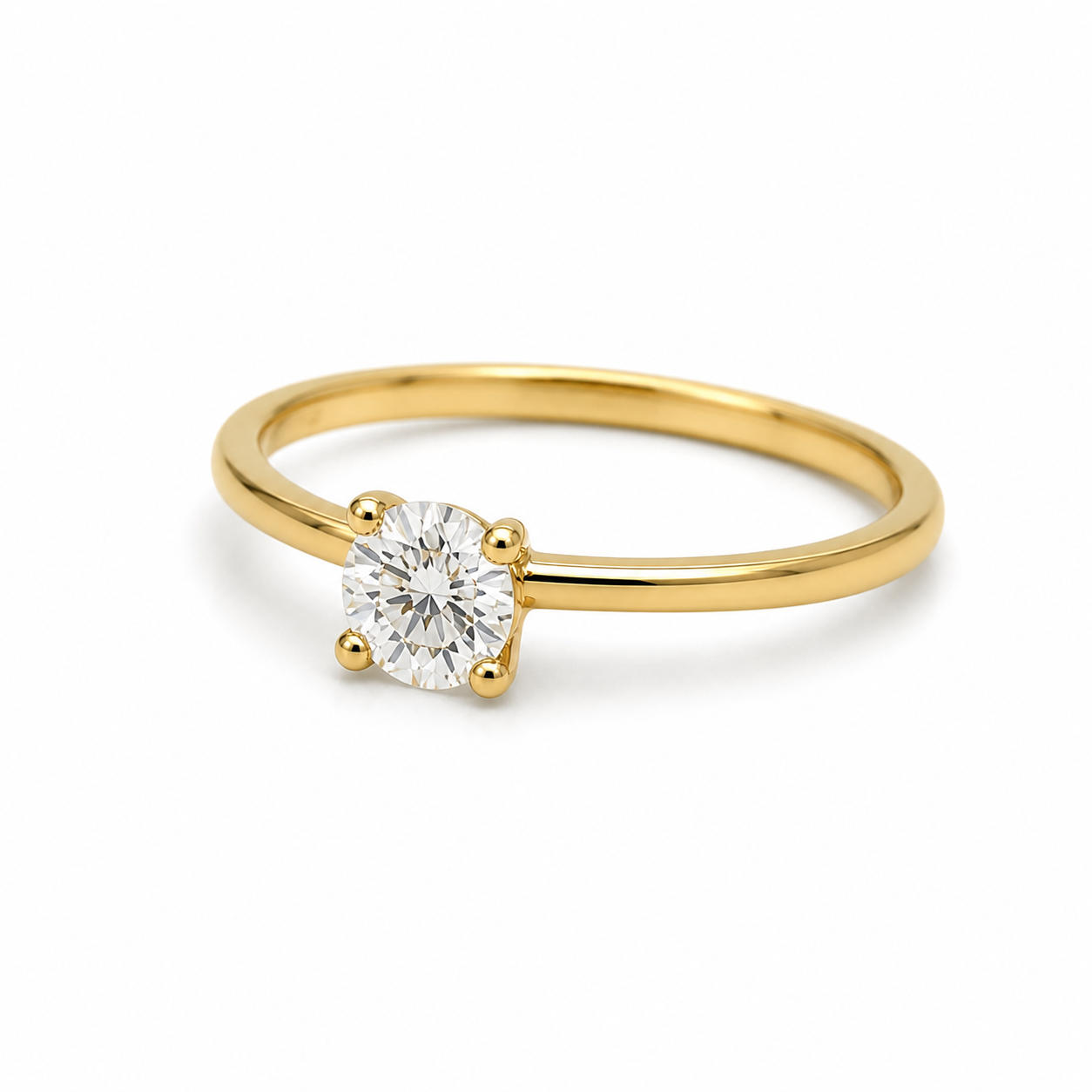 Schrägansicht Goldring mit Zirkonia Krappenfassung