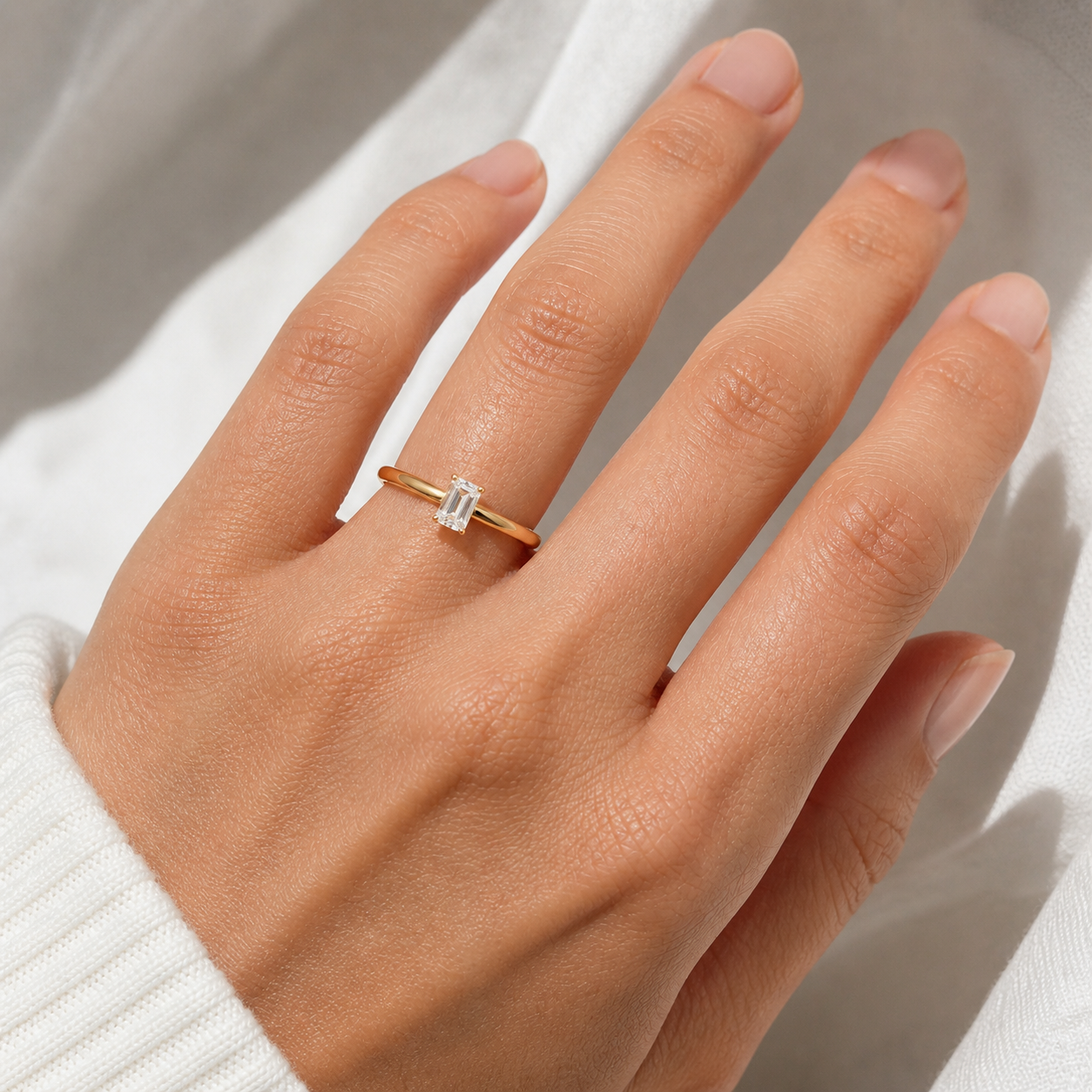 585 Gelbgold Solitärring mit rechteckigem Zirkonia in Krappenfassung – getragen