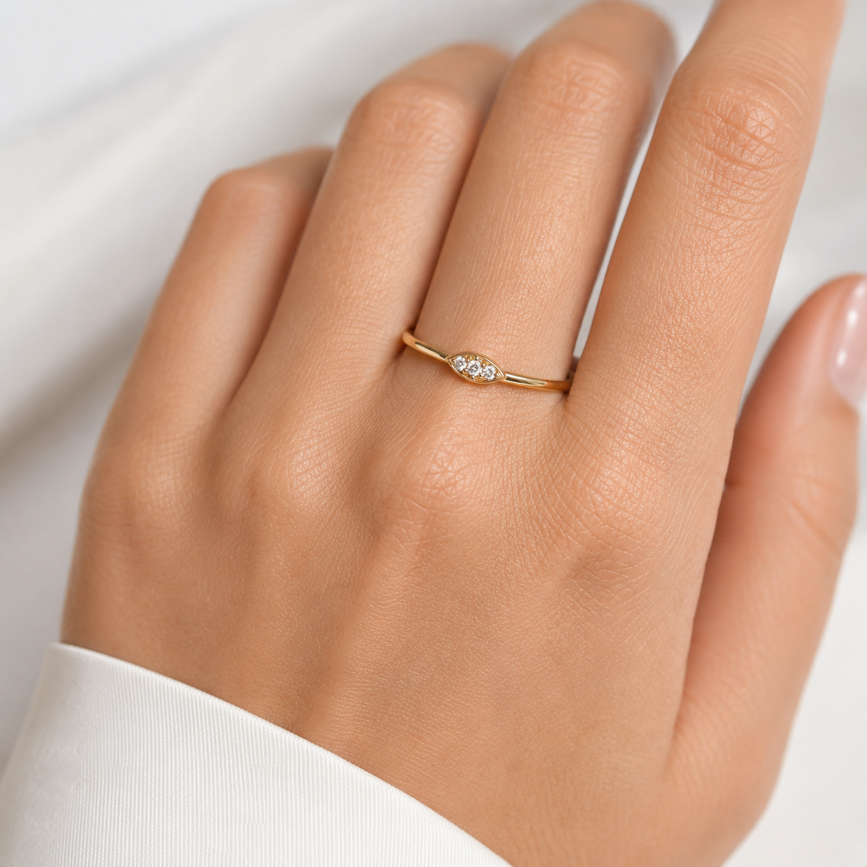 Damenring aus 585 Gelbgold mit drei runden Zirkonia getragen am Finger
