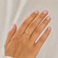 Filigraner Gelbgoldring mit Navette-Zirkonia am Finger getragen

