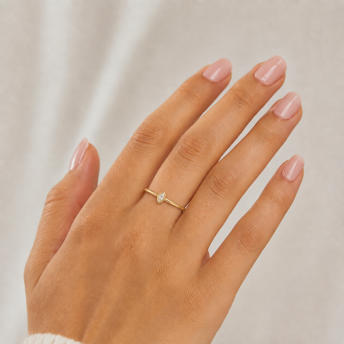 Filigraner Gelbgoldring mit Navette-Zirkonia am Finger getragen
