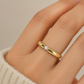 Diamantring aus Gelbgold mit 0,12 ct Brillant getragen am Finger
