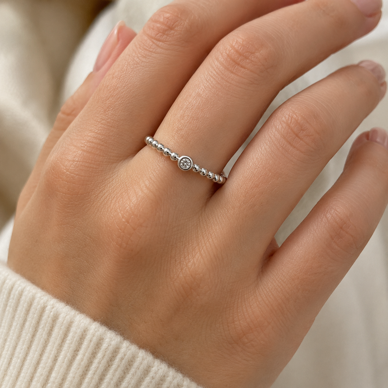Ring aus 585 Weißgold mit Kugelmuster und Zirkonia Mittelstein 