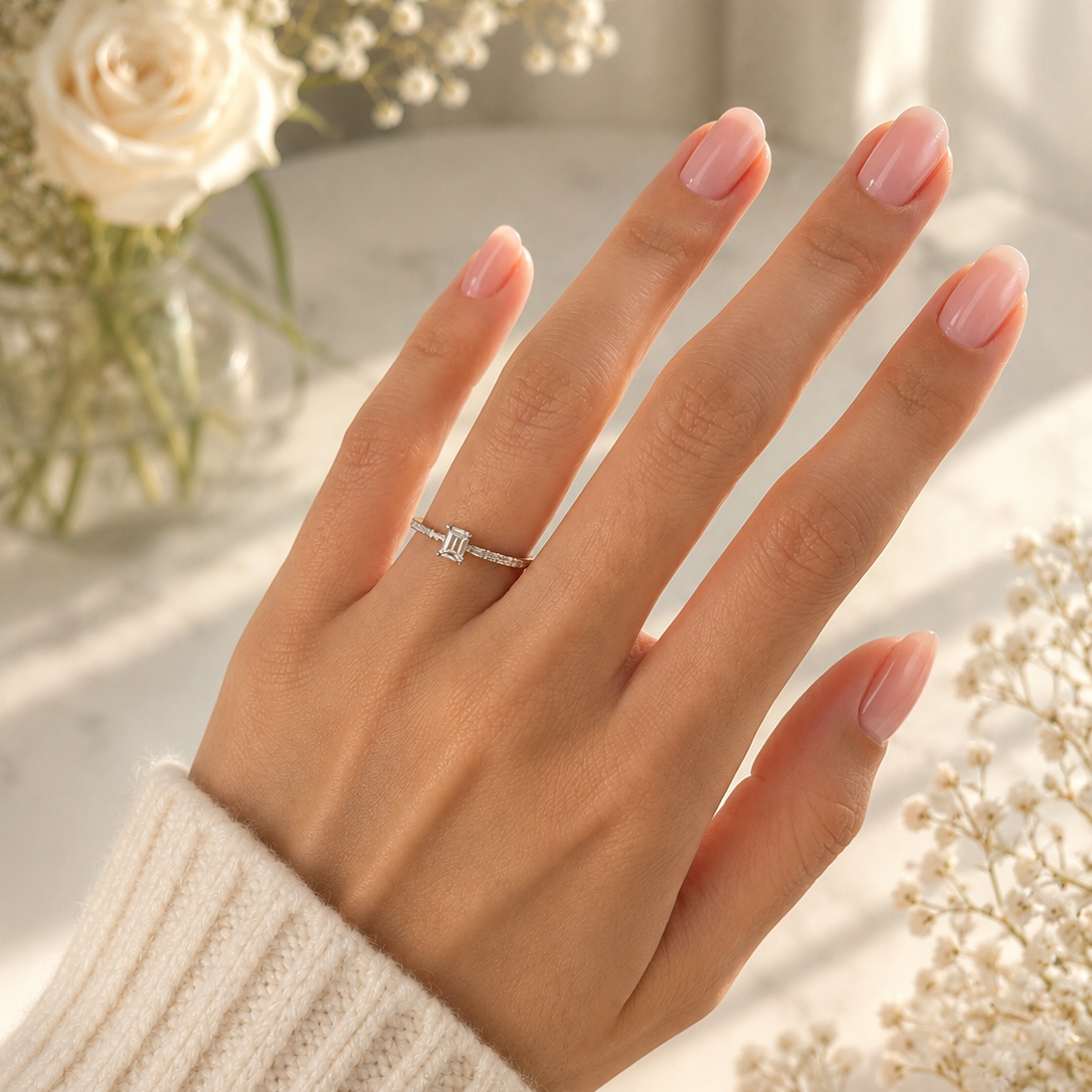 Eleganter Diamantring mit Brillanten im Smaragdschliff getragen