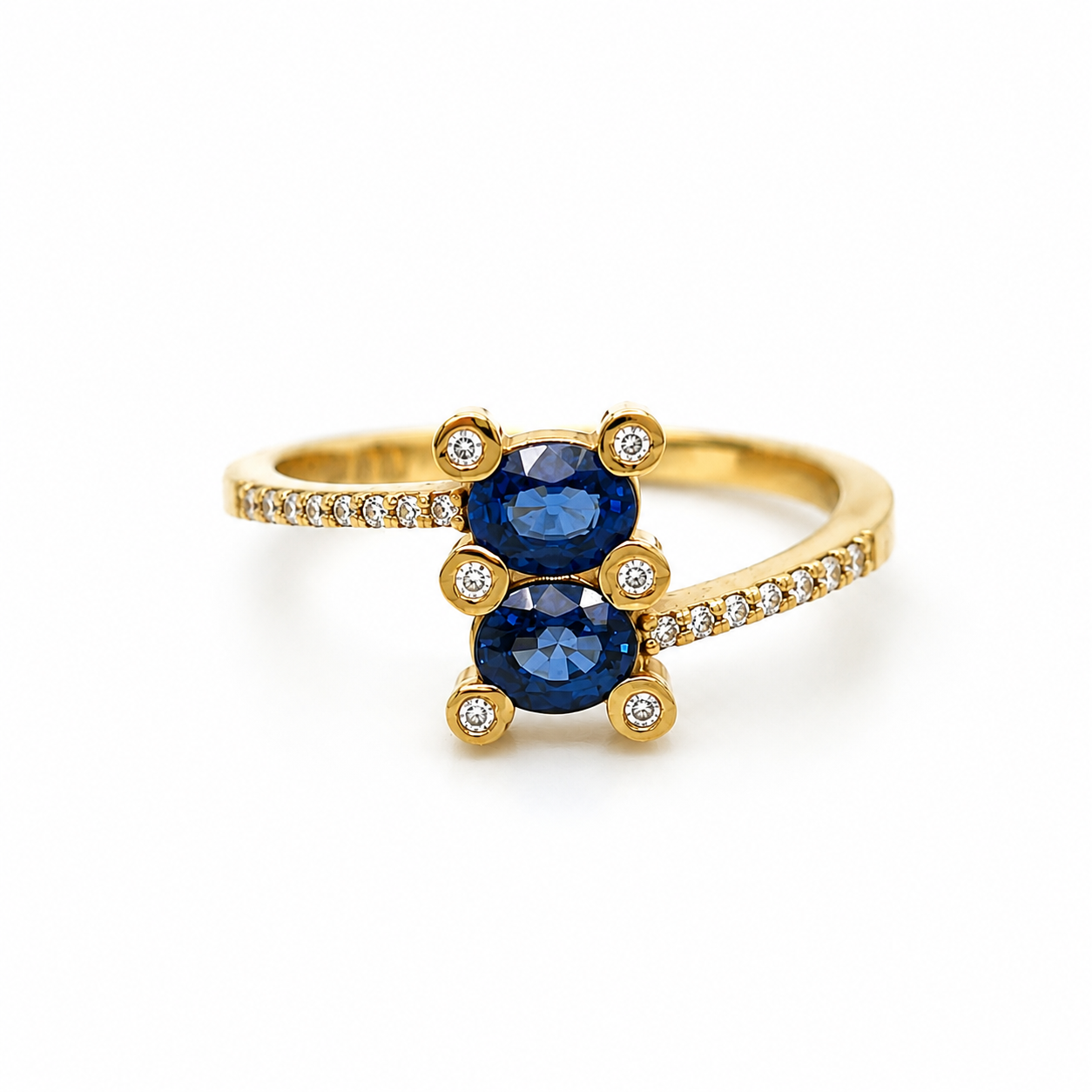 Saphirring 585 Gelbgold mit Brillanten und ovalem Saphir