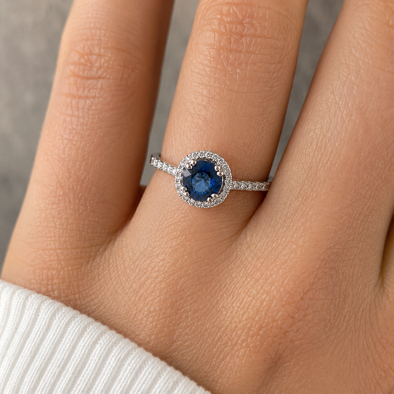 Saphirring 750 Weißgold mit Brillanten und rundem Saphir